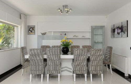 Deluxe 4BDR House W/ Pool by LovelyStay - Photo 21