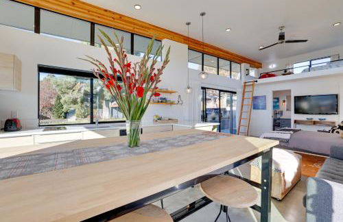 Luxe, Modern Studio with Sweeping City Views! - Foto 7