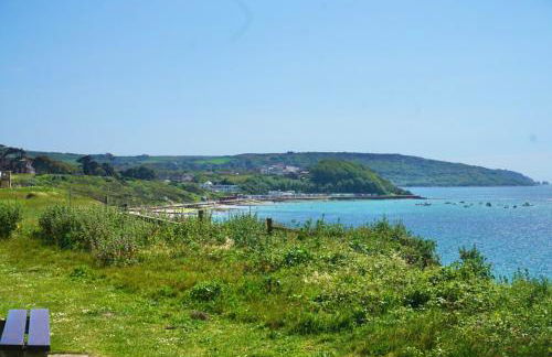 CHINE COTTAGE self-catering coastal bungalow in rural West Wight - Photo 2