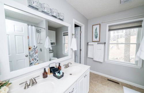 Massanutten 2 King Suites 4 BR Hot Tub Game Room Kids Toys Flower on the Mountain - Foto 46