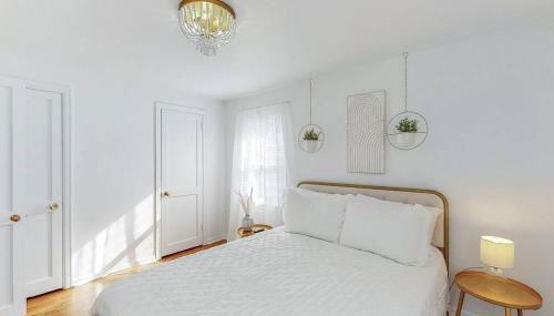 End Zone Escape-Light and Bright HOF Village Home - Foto 4