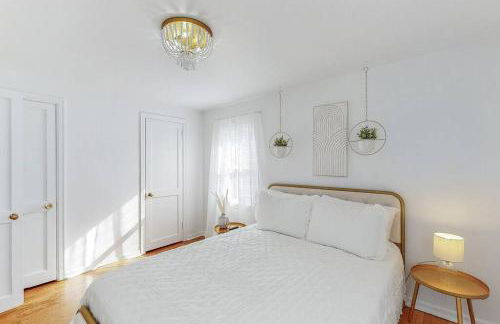 End Zone Escape-Light and Bright HOF Village Home - Foto 4