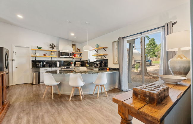 Spacious Family Home w Pool Hot Tub Large Yard - Photo 20