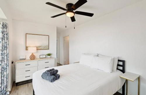 Tranquil Lakeside Escape 2 Bedrooms Patio Views - Photo 16