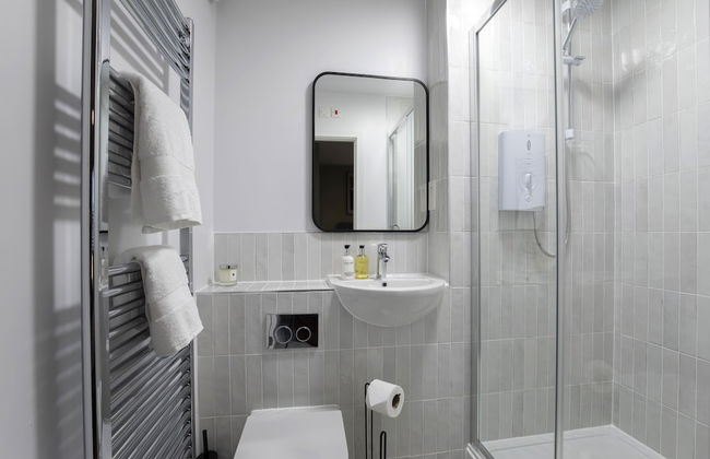 Elliot Oliver - Deluxe Two Bedroom Apartment With Parking & EV Charger - Photo 12