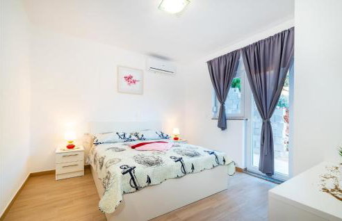 Awesome Home In Modric - Photo 36