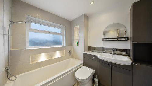 Long-short-stay Medway home with parking, WiFi &pool table - Foto 4, towels