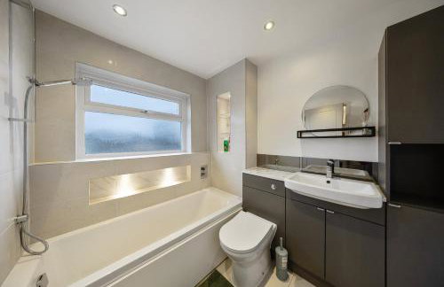 Long-short-stay Medway home with parking, WiFi &pool table - Foto 4