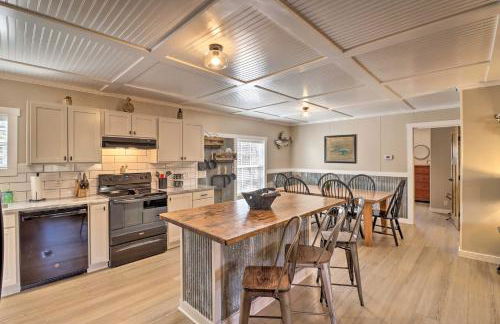 Lakefront Greers Ferry Cabin with Covered Boat Slip! - Foto 9