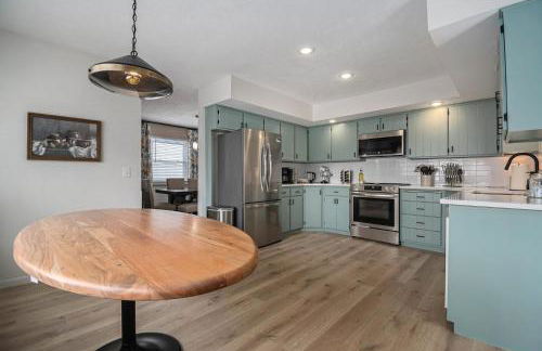 Central Family Oasis with Hot Tub & Fenced Yard - Foto 17