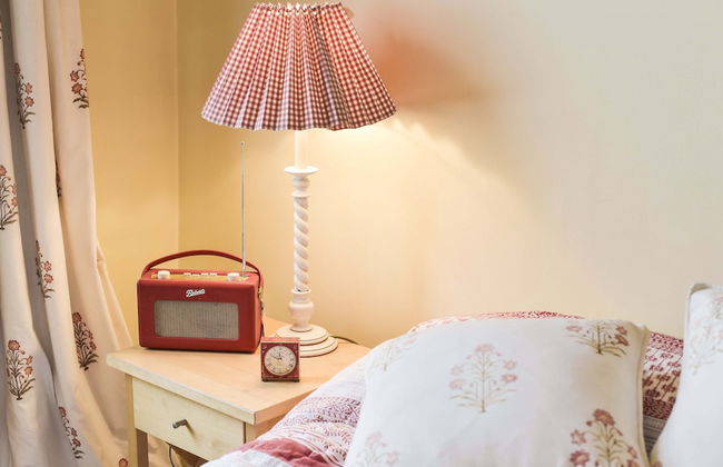 Smart 2 bedroom flat near Pimlico Tube - Photo 5