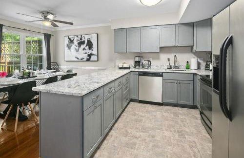 4BR Townhome, Close to Shops & Restaurants, 40 Mins to DC - Foto 27