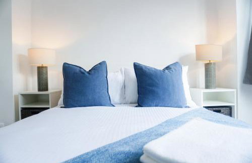 Spacious 3BR Weekend Getaway Home Near Etihad and Coop Live - Free Parking! - Foto 15