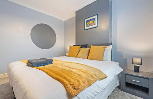 Modern 2 bed home - sleeps 5 - free parkng - Photo 14