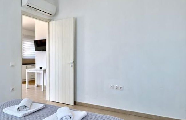 Stunning Villa With Panoramic View - Photo 7