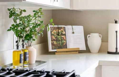 Stunning Water View 2BR · Jacuzzi & Rooftop Lounge - Foto 49