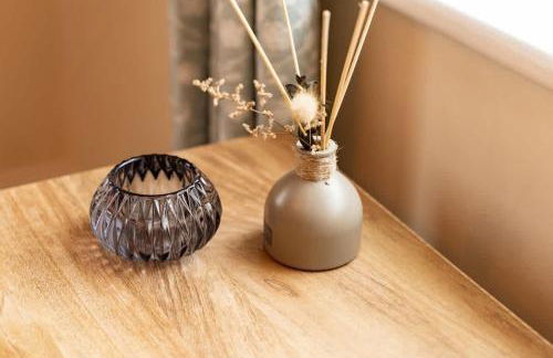 Great 3 bed Handbridge home Sleeps 6 EV Charger - Photo 27