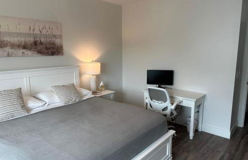 Luxury 2 Bed 2 Bath Waterfront Condo with Patio Sunsets Gym and Parking - Foto 29