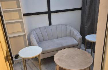 A bedroom flat in a house - Foto 1