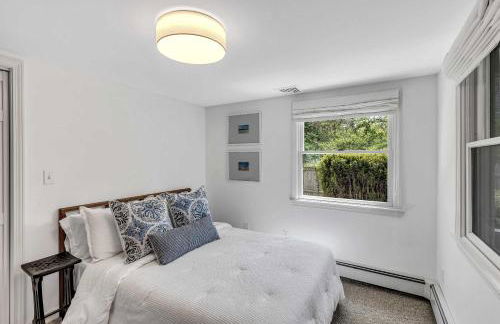 Jenkins Pond Beach Access with BBall Hoop & Grill, Bright Cape Cod Retreat near Jenkins Pond in Falmouth - Parking, Modern Retreat with Outdoor Space, 24 Hour Hospitality - Foto 12