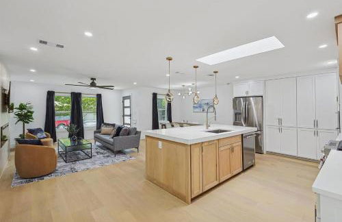 3-BD 3-BA Bungalow ft Backyard w Deck & Firepit - Foto 14