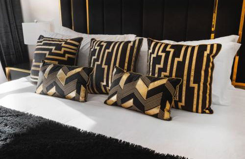 Vibrant Neon Condo Near Restaurants, Coffee and Bars - Foto 31