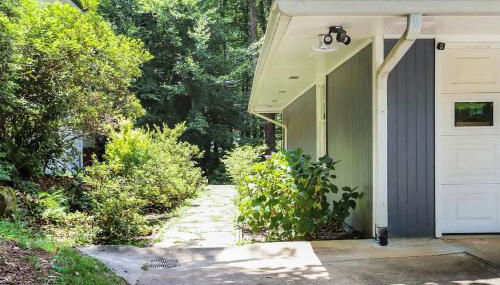 Modern Luxe Family & Groups Friendly Bungalow with Patio & Workspace - Foto 3, Garden