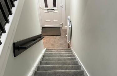 3 Bedroom home, with 4 beds, parking, walk to station & town centre families and business visitors welcome - Foto 36