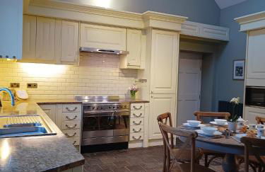 The West Wing at Eriviat Hall Hot Tub - Photo 4