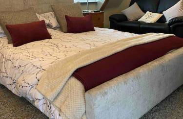 Stunning 2 Bedroom Flat in a Central Location - Photo 6