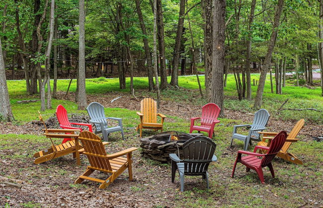 Frolic on Fern by Avantstay Enclosed Deck w/ Forest Views, Bar - Photo 36