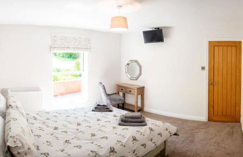 Country Crabtree Bungalow with large wild garden - Photo 39