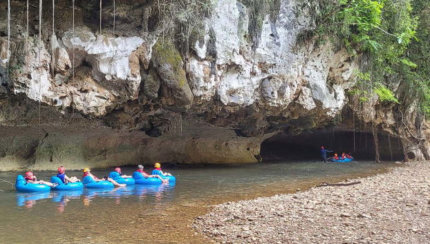 Adentrándonos en la cueva por el río