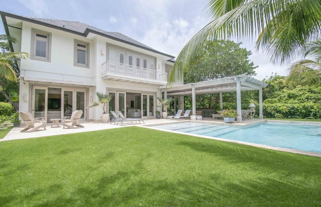 Stylish Fully-staffed Villa Near Beach and Lagoons in Exclusive Golf Resort - Photo 22