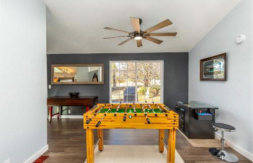 Charming 3-Bedroom Home in Bend with Hot Tub Game Room & Spacious Family Dining - Foto 8