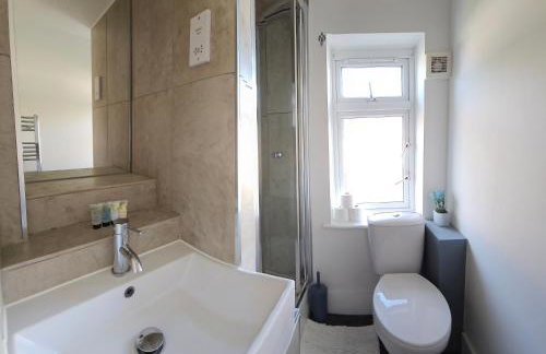 Spacious 4-Bed Home Free Parking, Private Garden - EcuaStay - Foto 21