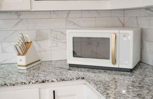 Spacious Family Haven - Walk to Downtown & JBU - Foto 34