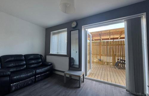 Modern 3- Bed Holiday Home - Private Parking Sleeps 10- 2 Min M62 - Foto 28