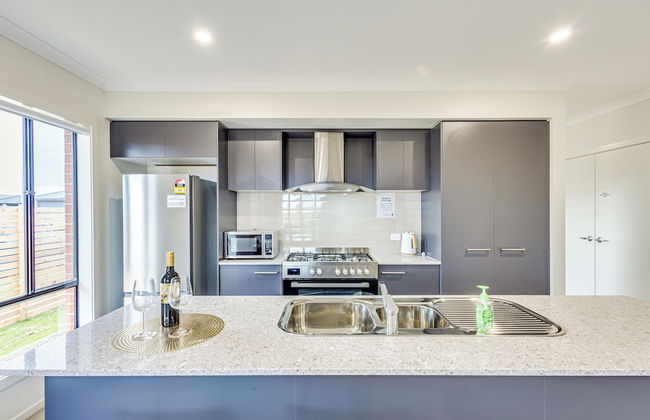 StayAU Charming 4BR Retreat Wyndham Vale - Foto 30