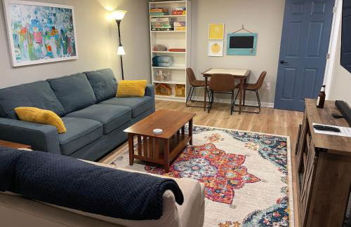 Near downtown with hot tub sleeps seven - Foto 8