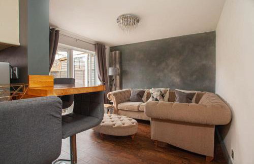 Three Bedroom House, Driveway, Bracknell Centre - Photo 2