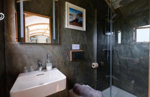 Honey Bee - Comfortable luxury shepherds hut with hot tub - Foto 39