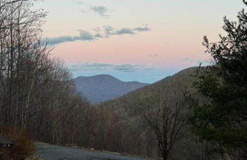 Romantic Getaway or Family Vacay with Mountain Views & Hot Tub - Foto 32