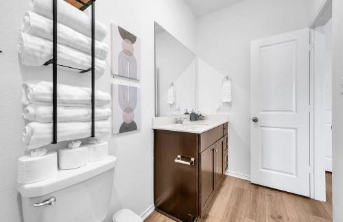 Austin Hideaway - King Bed, Game Room, FREE Coffee - Foto 24