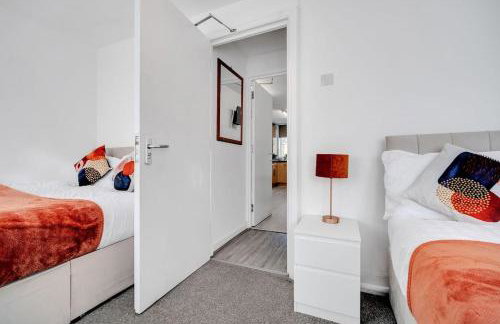 Bella Homes-Spacious 4 bedroom Modern Town house Romford - Foto 23