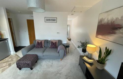 Compact Modern Apartment Single Person or Couple Only - Photo 3