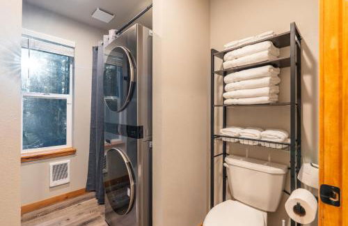 Lux Chalet with Air Hockey, Hot Tub, & Fire Place - Foto 21