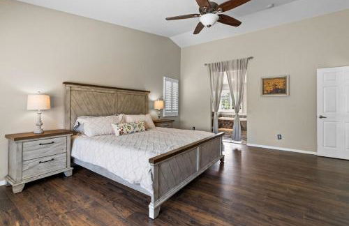 French Country Charm with Pool and Mountain Views - Foto 44