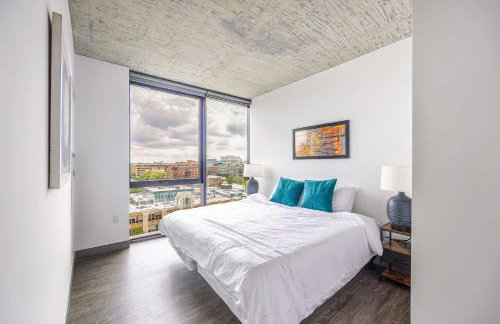 Freshly Minted 2BR - Elegance & Comfort in Central Chicago - Photo 29