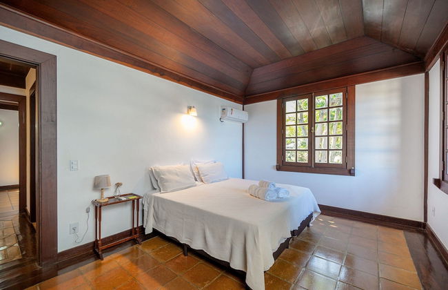 Casa com Cinco Quartos Pé na Areia - Foto 8